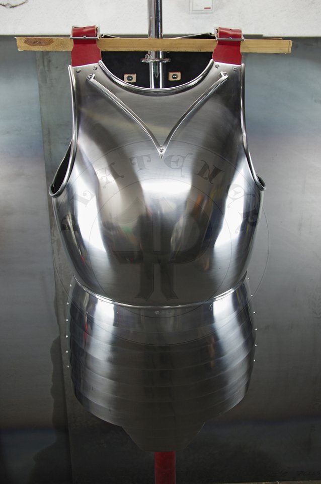 Cuirass with separate skirt in downward lapping lames construction. Backplates hinged at breastplate sides - so called reredors construction. Made of medium carbon steel of various thickness: breastplate 2 mm, backplates 1,5 mm, skirt 1,2 mm. Forged V-shaped stop rib to deflect the points of weapons away from the neck. Heat hardened and tempered up to 42 HRC. Handmade steel buckles in set./ Kirys biay z osobnym fartuchem pytowym. Naplecznik dwuczciowy przymocowany na zawiasach po bokach napiernika. Kirys wykonany ze stali redniowglowej o rnej gruboci: napiernik 2 mm, naplecznik 1,5 mm, fartuch pytowy 1,2 mm. Kuta w ksztacie V ochrona szyi. Hartowany i odpuszczany do 42 HRC. Rcznie wykonane stalowe sprzczki w zestawie.